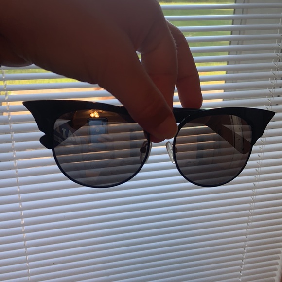 Quay Australia Sunglasses - Picture 13 of 15